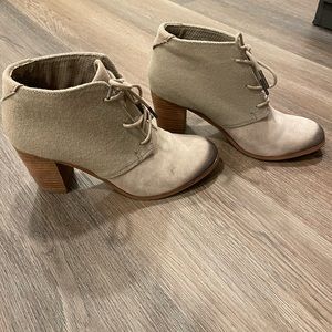 TOMS size 9 2.5” heel, gently worn. Super cute on! Casual heel.